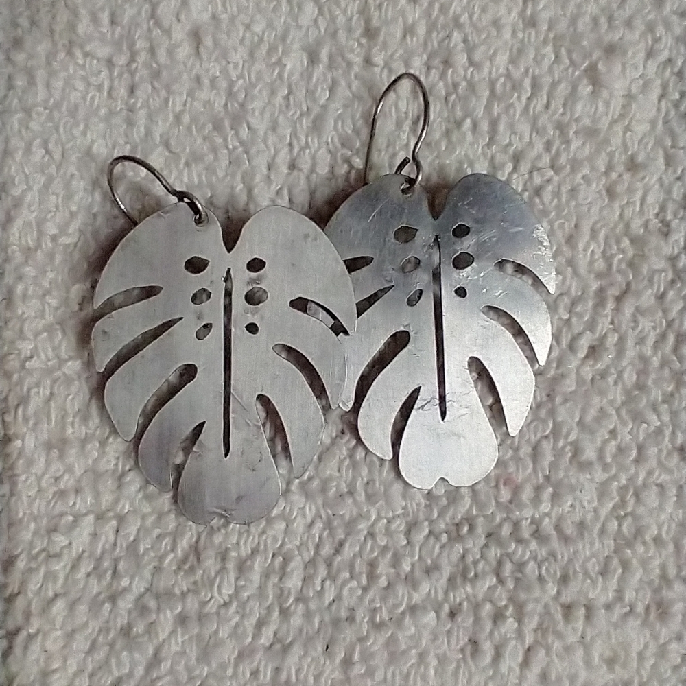Large leaf aluminum look silvertone wire earrings